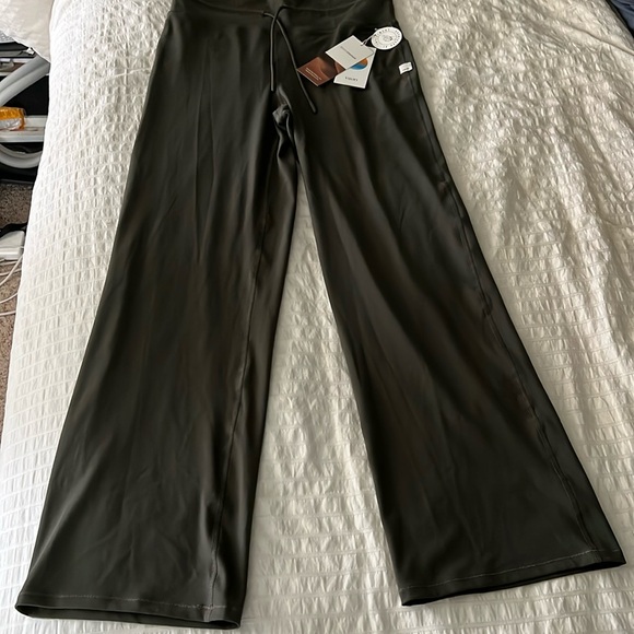 Vuori Pants - Viouri- straight leg pants -oregano